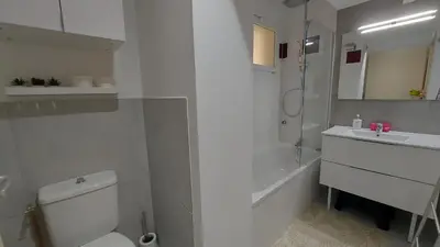 Salle de bains dans l'établissement T2, 50m du lac, PISCINE, WIFI, jardin terrasse sans vis-à-vis, 1 à 4 pers