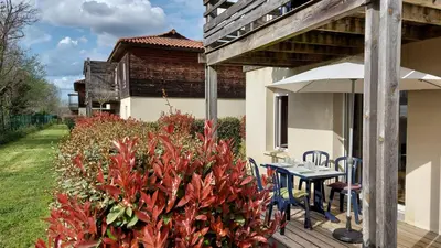 Jardin de l'établissement T2, 50m du lac, PISCINE, WIFI, jardin terrasse sans vis-à-vis, 1 à 4 pers