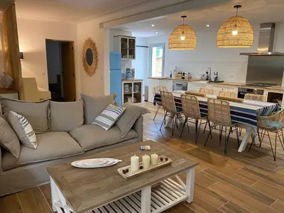 Coin salon dans l'établissement Villa de charme avec piscine à 500m des plages