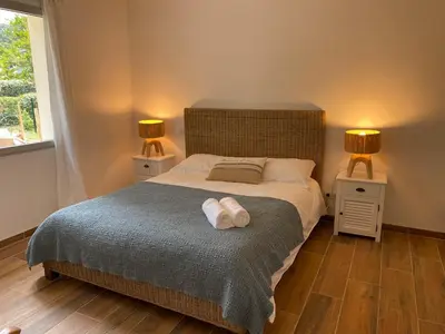 Un ou plusieurs lits dans un hébergement de l'établissement Villa de charme avec piscine à 500m des plages