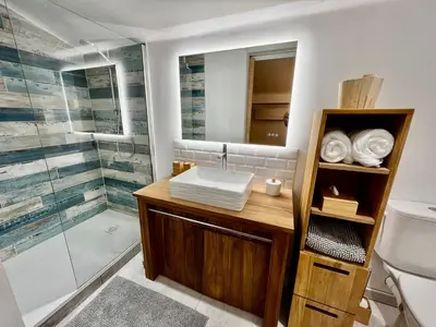 Salle de bains dans l'établissement Villa de charme avec piscine à 500m des plages