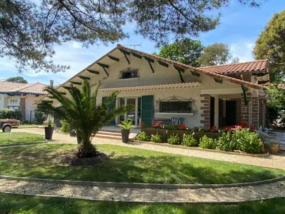 Jardin de l'établissement Villa de charme avec piscine à 500m des plages