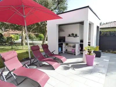 Jardin de l'établissement VILLA LUCIA, moderne avec piscine tempérée, ping pong, proche plage à Vieux-Boucau