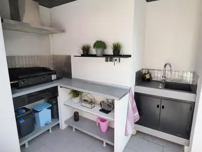 Cuisine ou kitchenette dans l'établissement VILLA LUCIA, moderne avec piscine tempérée, ping pong, proche plage à Vieux-Boucau