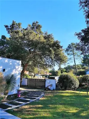 Jardin de l'établissement VILLA LUCIA, moderne avec piscine tempérée, ping pong, proche plage à Vieux-Boucau