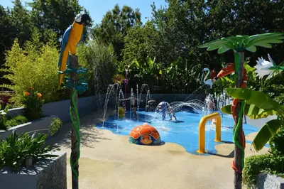 Piscine de l'établissement Camping Sen-Yan 5 étoiles ou située à proximité