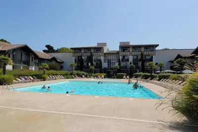 Piscine de l'établissement Cosy 21 M2 With Loggia Pool Near The Beach ou située à proximité