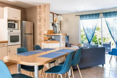 Cuisine ou kitchenette dans l'établissement Jolie maison LE TEICH bassin Park/wifi