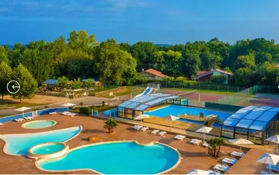 Piscine de l'établissement Mobil-home climatisé avec piscine ou située à proximité