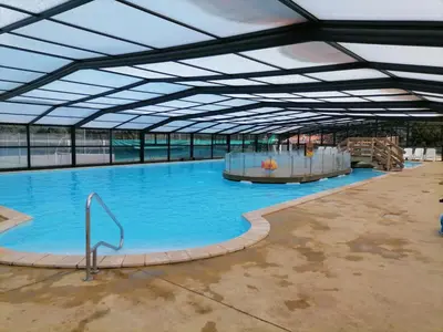 Piscine de l'établissement Mobil-home climatisé avec piscine ou située à proximité