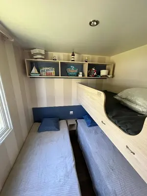 Un ou plusieurs lits dans un hébergement de l'établissement Mobil-home climatisé avec piscine