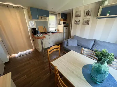 Cuisine ou kitchenette dans l'établissement Mobil-home climatisé avec piscine