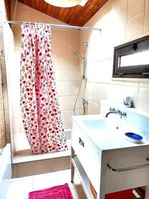 Salle de bains dans l'établissement Maison charmante à Vielle-Saint-Girons avec vue sur le lac.