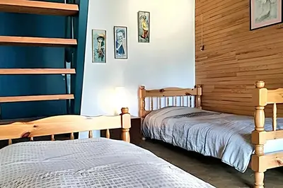 Un ou plusieurs lits dans un hébergement de l'établissement Maison charmante à Vielle-Saint-Girons avec vue sur le lac.