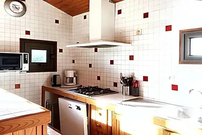 Cuisine ou kitchenette dans l'établissement Maison charmante à Vielle-Saint-Girons avec vue sur le lac.