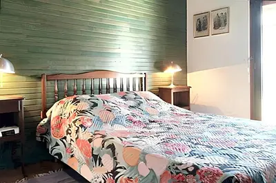 Un ou plusieurs lits dans un hébergement de l'établissement Maison charmante à Vielle-Saint-Girons avec vue sur le lac.