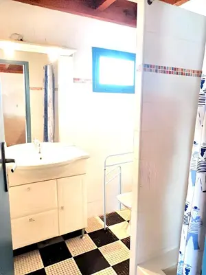 Salle de bains dans l'établissement Maison accueillante à Vielle-Saint-Girons avec jardin et cheminée