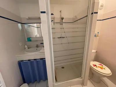 Salle de bains dans l'établissement Les Huniers