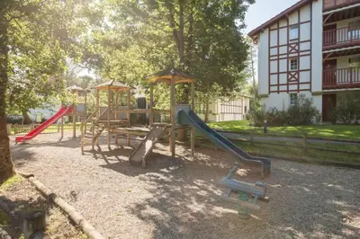 Aire de jeux pour enfants de l'établissement Biscarrosse Lac-Domaine de Gascogne- avec piscine