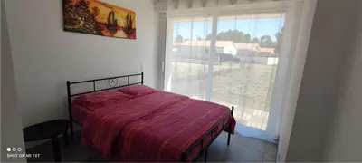 Un ou plusieurs lits dans un hébergement de l'établissement chambre au pied de la forêt