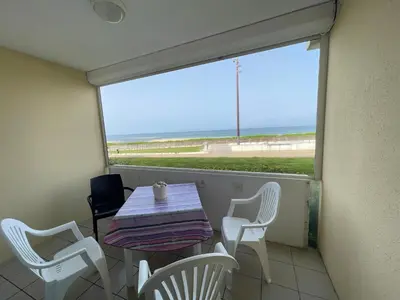 Vue générale sur la mer ou vue sur la mer prise depuis l'appartement