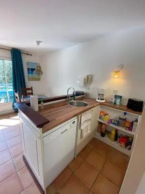 Cuisine ou kitchenette dans l'établissement Appartement 3 pièces, 6 perso avec piscine chauffée en saison domaine du golf de Pinsolle