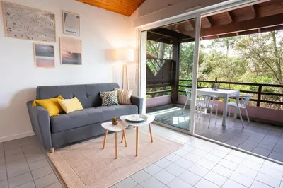 Coin salon dans l'établissement Chaleureux appartement à 500m de l’océan et 150m du Golf Moliets-Plage