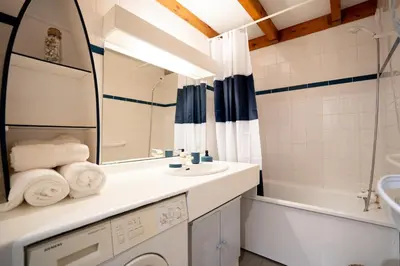 Salle de bains dans l'établissement Chaleureux appartement à 500m de l’océan et 150m du Golf Moliets-Plage