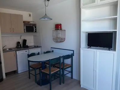 Cuisine ou kitchenette dans l'établissement Appartement Duplex T2 avec Piscine à Vieux-Boucau, Proche Plage - FR-1-239-769