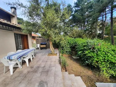 Jardin de l'établissement Villa confortable à Seignosse : plage, commerces et piste cyclable à proximité - FR-1-239-771
