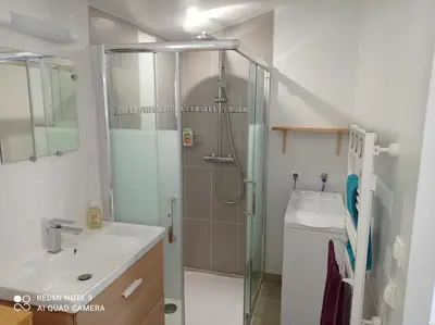 Salle de bains dans l'établissement Studio Gujan-mestras