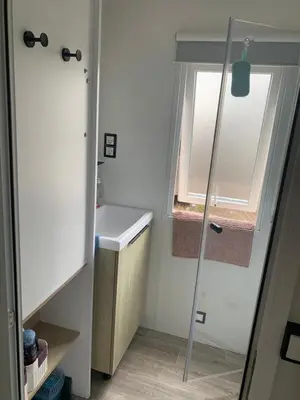 Salle de bains dans l'établissement Le mobilhome de Evelyne et Serge