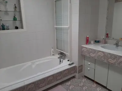 Salle de bains dans l'établissement Grande maison familiale avec piscine et varangue à Tarnos, proche plages et commerces - FR-1-239-779