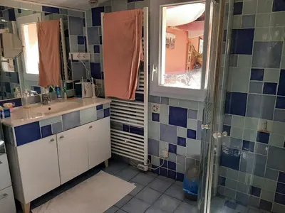Salle de bains dans l'établissement Grande maison familiale avec piscine et varangue à Tarnos, proche plages et commerces - FR-1-239-779