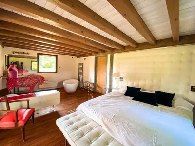 Un ou plusieurs lits dans un hébergement de l'établissement Maison de charme à Mézos avec jardin et terrasse