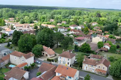 Vue panoramique sur l'établissement Maison de charme à Mézos avec jardin et terrasse
