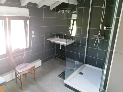 Salle de bains dans l'établissement Maison de charme à Mézos avec jardin et terrasse