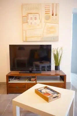 Télévision ou salle de divertissement dans l'établissement Maison 4 personnes tout confort à 300m de la plage - Clim & Wifi