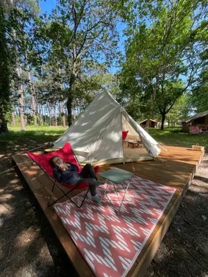 Jardin de l'établissement Tente Indiana Chênes - La Téouleyre