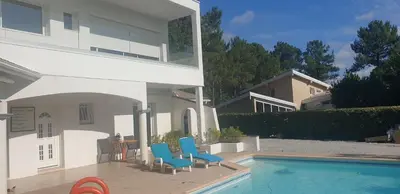 Piscine de l'établissement Maison charmante ou située à proximité