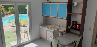 Cuisine ou kitchenette dans l'établissement Maison charmante