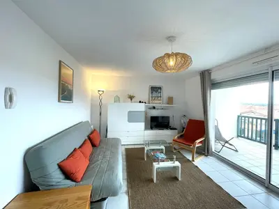 Coin salon dans l'établissement Appartement T3 à 50m de l'océan avec terrasse et parking privé - FR-1-379-148
