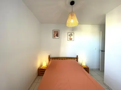 Un ou plusieurs lits dans un hébergement de l'établissement Appartement T3 à 50m de l'océan avec terrasse et parking privé - FR-1-379-148