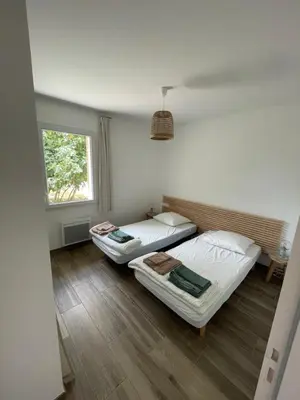 Un ou plusieurs lits dans un hébergement de l'établissement Maison 300m de l’océan, 4 a 6 personnes
