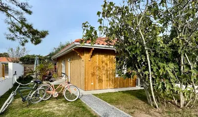 Vélo sur le terrain de l'établissement Maison 300m de l’océan, 4 a 6 personnes ou dans les environs