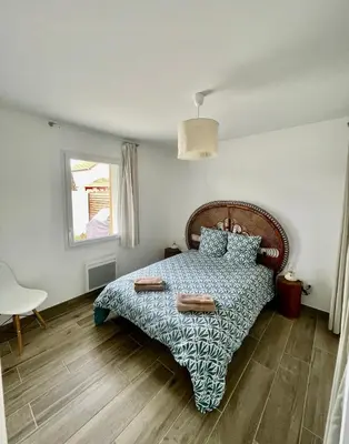 Un ou plusieurs lits dans un hébergement de l'établissement Maison 300m de l’océan, 4 a 6 personnes