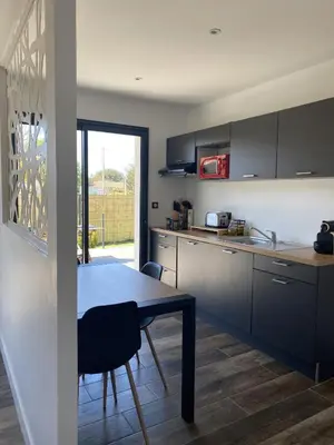 Cuisine ou kitchenette dans l'établissement Superbe Studio meublé idéal pour couple ZEN avec SPA