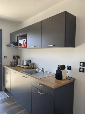 Cuisine ou kitchenette dans l'établissement Superbe Studio meublé idéal pour couple ZEN avec SPA