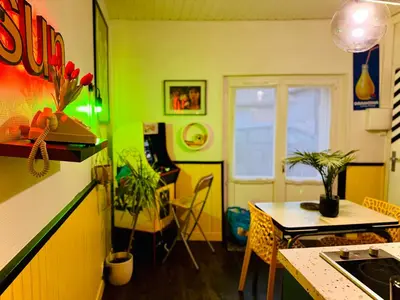 Coin salon dans l'établissement Le Cap 80 , La suite des nostalgiques chez Ivona Vacances