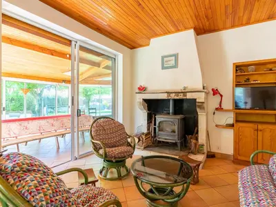 Télévision ou salle de divertissement dans l'établissement Maison familiale, 15 pers., jardin privé, proche centre et lac, à 25 min de l'océan - FR-1-319-472